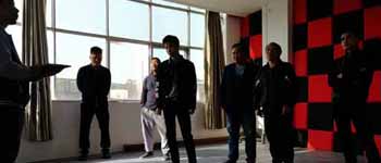 燦源裝飾經理親自帶領施工團隊對施工細節進行指導 燦源裝飾經理親自帶領施工團隊對施工細節進行指導