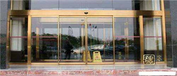 孕婦伸腳絆倒4歲男童,罪魁禍首是門簾 淺談南寧餐飲會所裝修 門的選擇 孕婦伸腳絆倒4歲男童,罪魁禍首是門簾 淺談南寧餐飲會所裝修 門的選擇